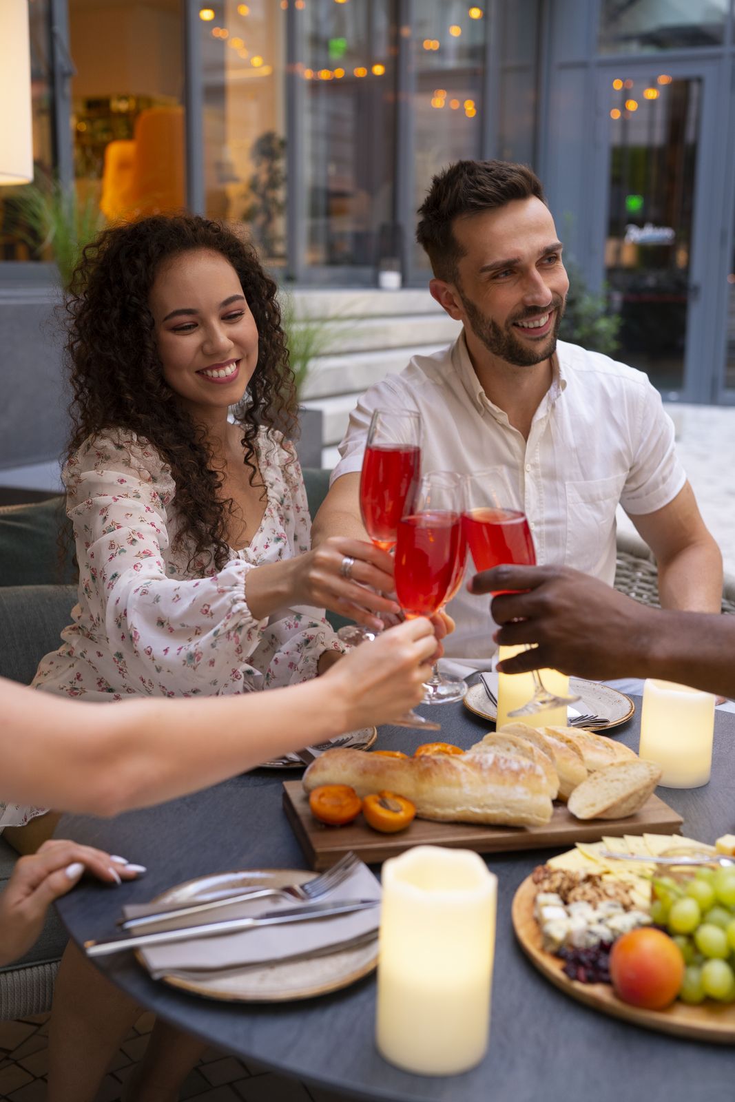 Personas disfrutando de una cena